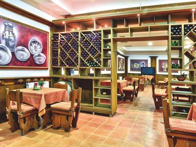 Accogliente ristorante dell'hotel con mobili in legno e decorazioni rustiche