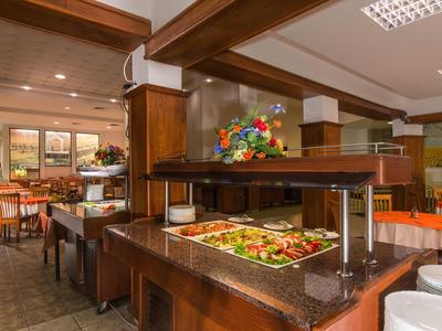 Buffet con insalata fresca in un ristorante accogliente con mobili in legno.