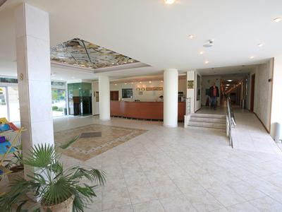 Ampia e luminosa hall dell'hotel con reception e zona salotto