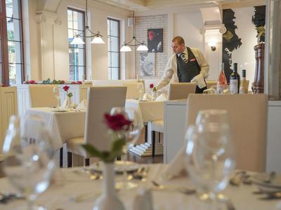 Restaurant élégant avec tables dressées et intérieur lumineux