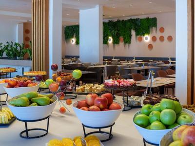 Buffet con frutta fresca in ciotole in un elegante ristorante d'hotel con decorazioni moderne.