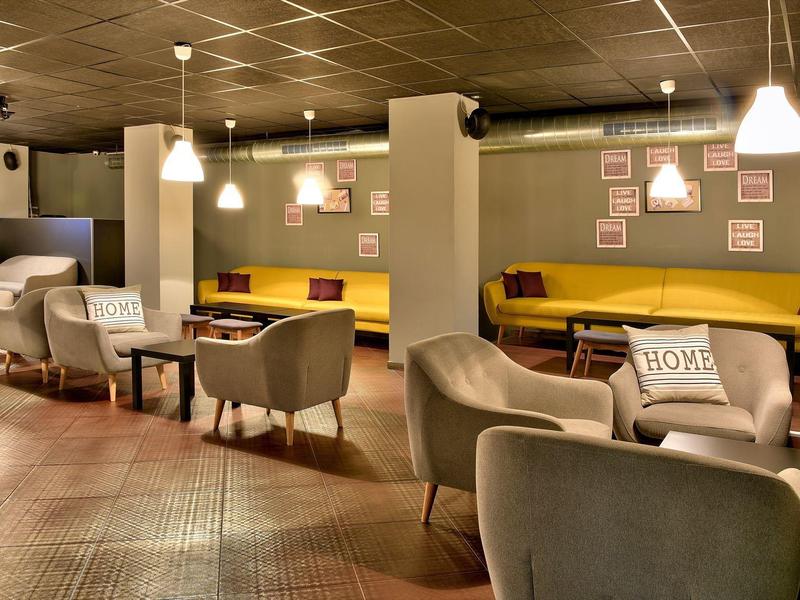 Moderne lounge met comfortabele fauteuils, banken en warm licht in een hotel