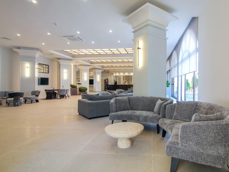 Lichte hotellobby met moderne zitgedeeltes en grote ramen