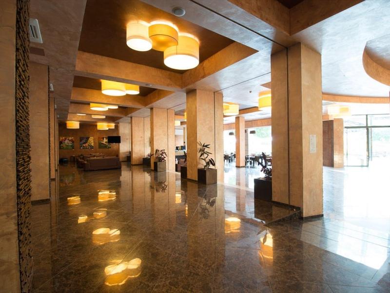 Großer Hotellobby-Bereich mit glänzendem Boden und modernen Deckenleuchten