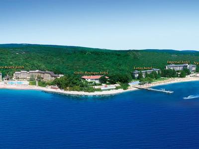 Luchtfoto van een kusthotel met stranden en beboste heuvels