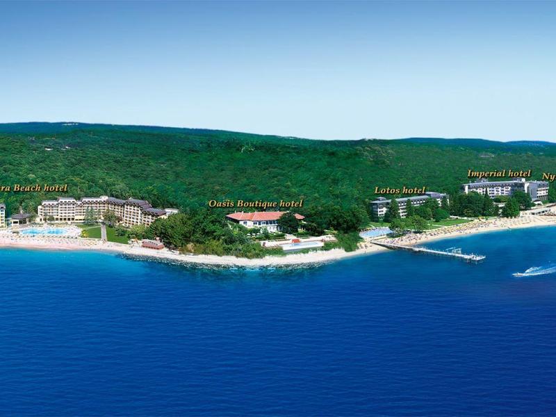 Luchtfoto van een kusthotel met stranden en beboste heuvels