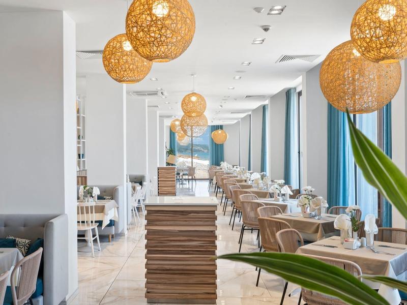 Světla, moderní jídelna s kulatými lampami a dřevěným nábytkem v hotelu