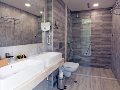 Salle de bain moderne avec doubles lavabos, bidet et douche à l'italienne en tons gris