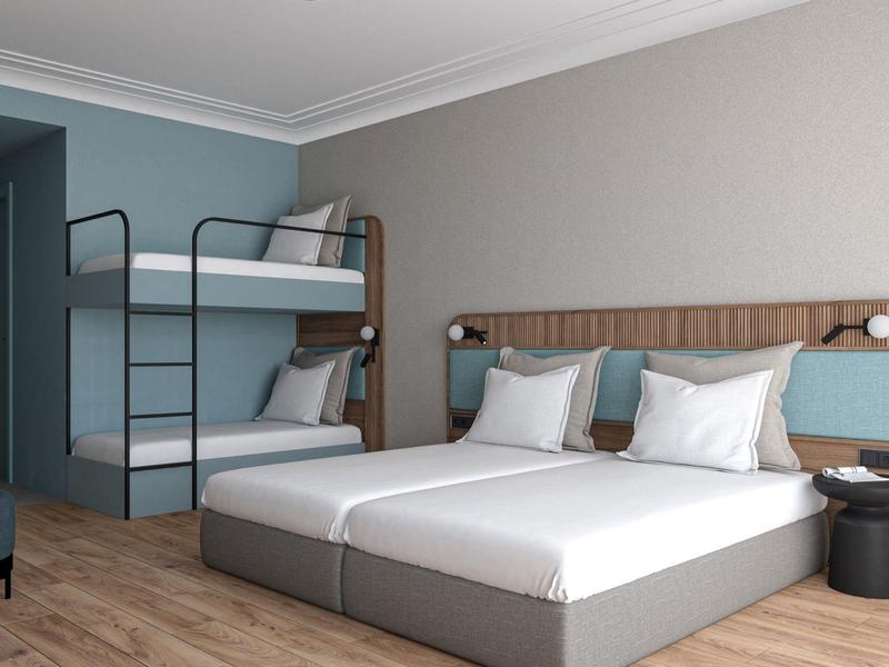 Modern hotelkamer met tweepersoonsbed, stapelbed en houten vloer in rustige kleuren