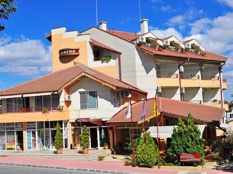 Edificio di hotel su più piani con facciate chiare sotto un cielo blu.