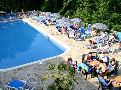 Bufetová oblast s různými teplými jídly a čerstvým ovocem v hotelové restauraci.