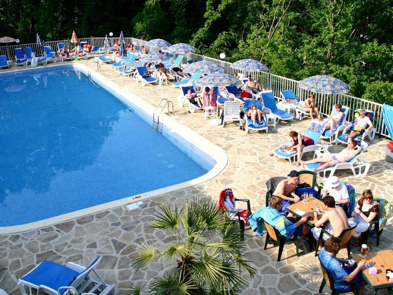 Bufetová oblast s různými teplými jídly a čerstvým ovocem v hotelové restauraci.