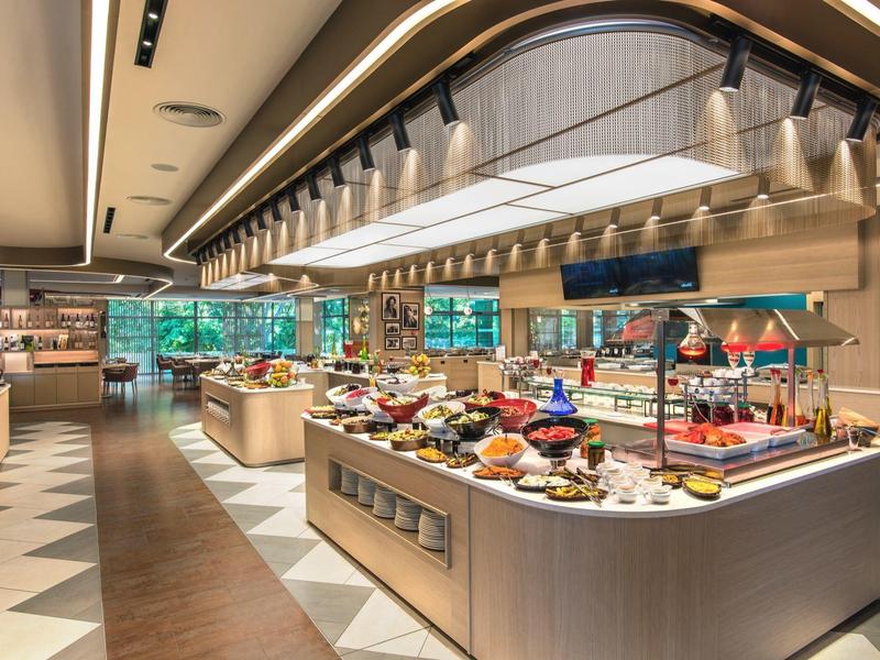 Moderní bufet s širokým výběrem jídel v elegantní restauraci.