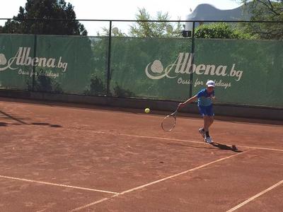 Uitzicht op een hotel met zwembaden, groene bomen en een strand aan de zonnige zee.
