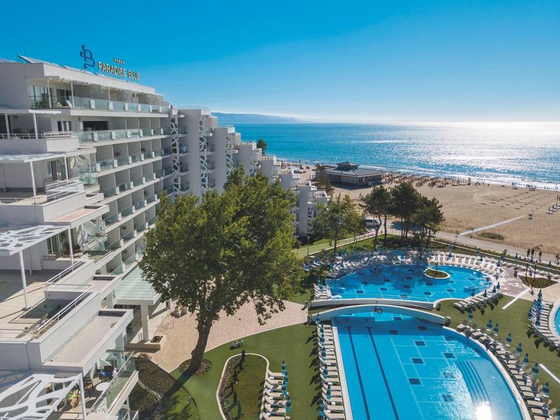 Hotel s venkovním bazénem, pláží a výhledem na moře za jasné oblohy