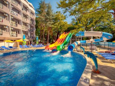 Bunter Wasserspielplatz mit Rutschen und Pool in einer Hotelanlage bei sonnigem Wetter.