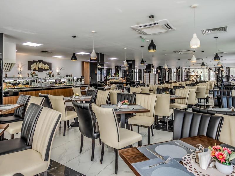 Amplio comedor moderno con sillas cómodas y decoración elegante.