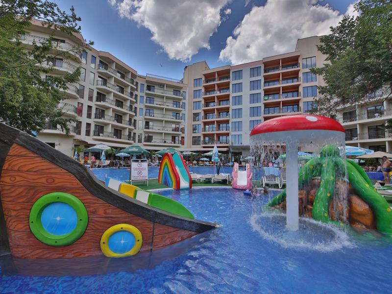 Kinderspeelplaats met glijbanen en piratenschip in een hotelzwembad.