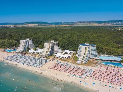Strand met hotels, parasols en gasten op een heldere dag aan zee
