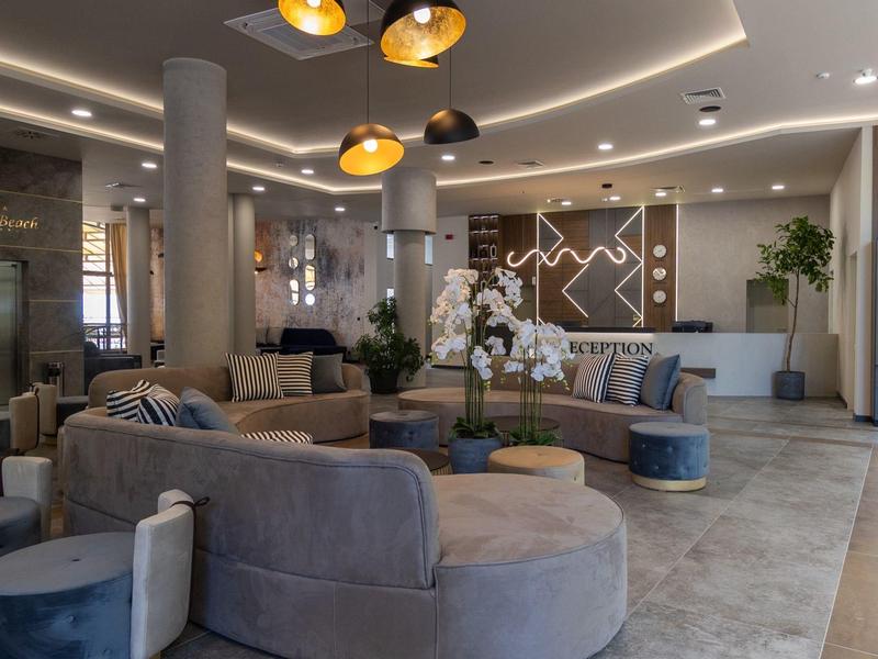 Moderne hotel lobby met stijlvolle zitgedeeltes en decoratieve verlichting.