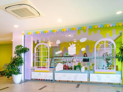 Interiér světlé, barevné dětské herny v hotelu s rostlinami