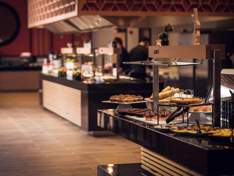 Buffetruimte met verschillende gerechten en warmtelampen in een restaurant