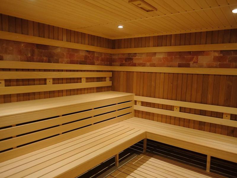 modern ontworpen sauna met houten banken en warme verlichting