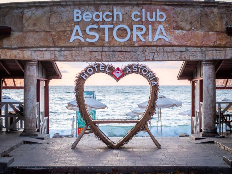 Srdcovitá konstrukce s výhledem na moře v Beach Club Astoria