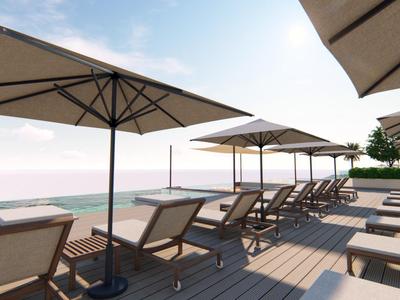 Area piscina moderna con lettini e ombrelloni su terrazza in legno vista mare.