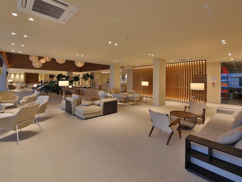 Lobby d'hotel moderna con comodi posti a sedere e illuminazione calda.