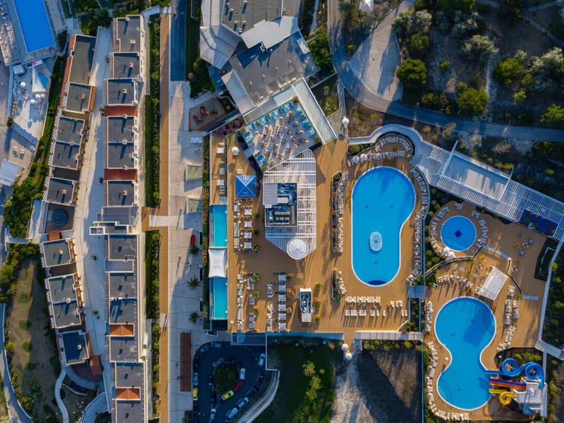 Vista aerea di un hotel con più piscine e edifici circostanti