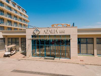 Modernes Hotel Azalia mit großem Glasvorbau und klarem Himmel im Hintergrund.