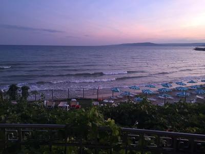 Playa con tumbonas y sombrillas al atardecer junto al mar