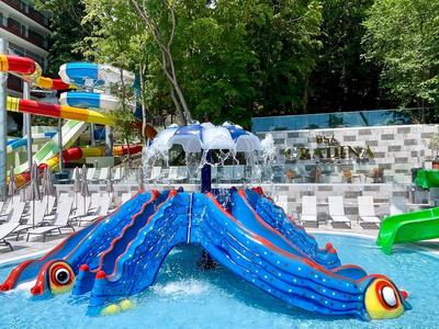 Bunter Wasserspielplatz mit Rutschen und Schwimmbecken in einer Hotelanlage