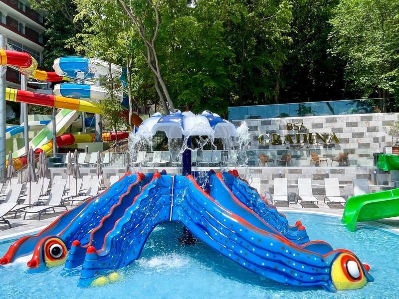 Bunter Wasserspielplatz mit Rutschen und Schwimmbecken in einer Hotelanlage