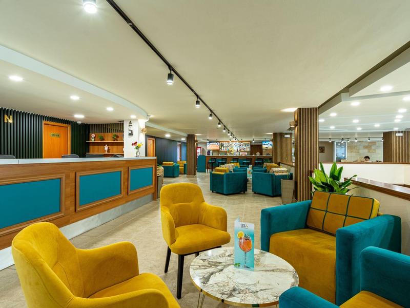 Modern eingerichtete Hotellobby mit bunten Sesseln und gemütlicher Atmosphäre.