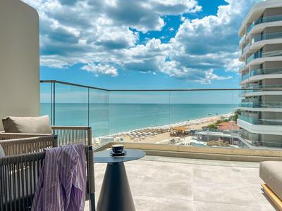 Taras z meblami lounge i widokiem na morze w słoneczny dzień