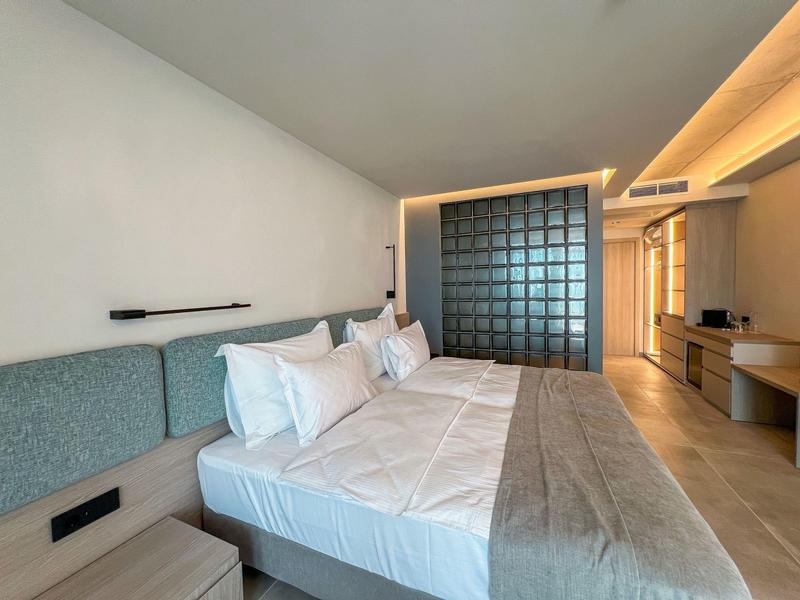 Zadaszony taras na zewnątrz z wieloma stołami i krzesłami w hotelu lub restauracji.