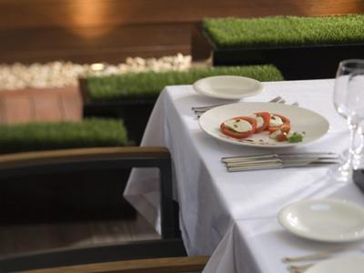 Elegancko nakryty stolik z daniem w stylowej restauracji.