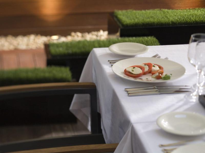 Elegancko nakryty stolik z daniem w stylowej restauracji.