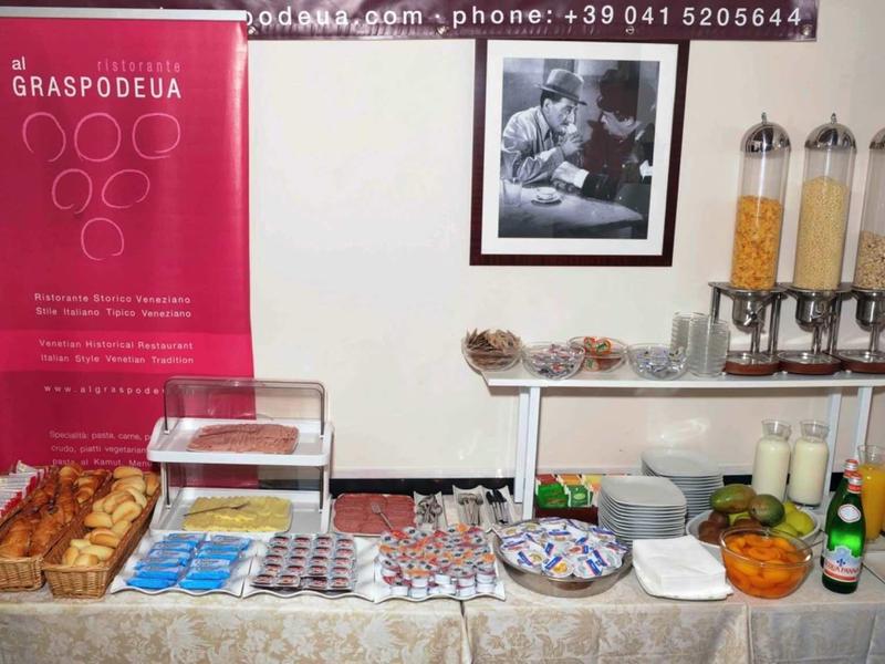 Table de petit déjeuner avec pâtisseries, céréales, fruits et boissons dans un hôtel