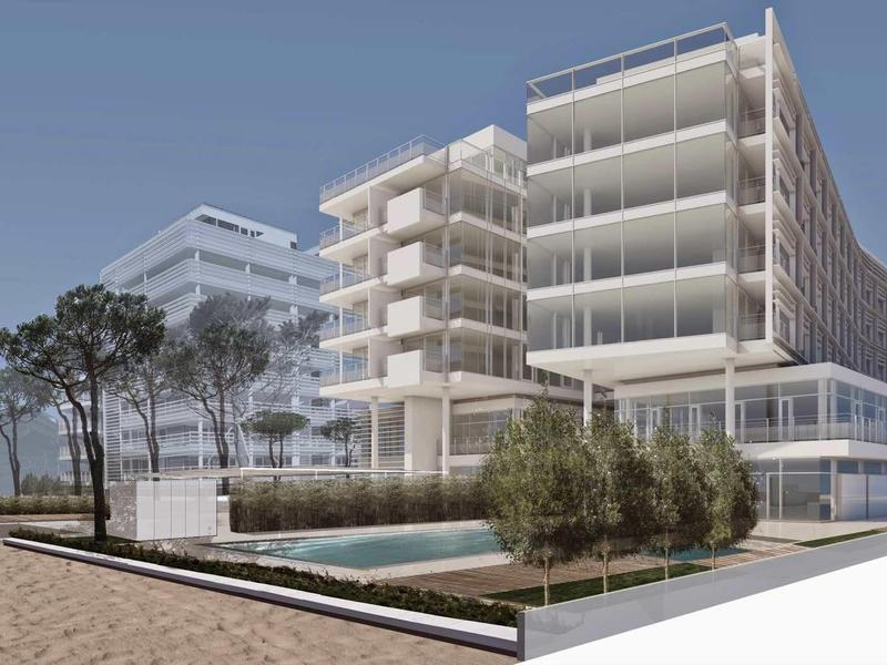 Moderní hotelová budova s několika patry a bazénem v popředí