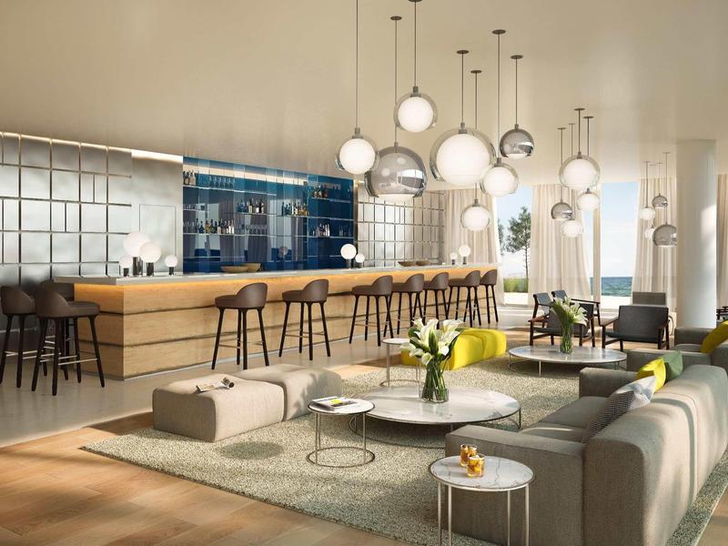 Moderní lounge s pohodlným posezením, barovými stoličkami a závěsnými kulovitými světly.