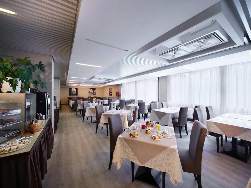 Světla, moderní restaurace s prostřenými stoly a panoramatickými okny.