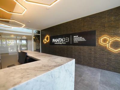 Moderner Empfangsbereich mit Marmor-Front, LED-Beleuchtung und Panterra Branding an der Wand.