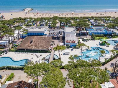 Hotelanlage mit mehreren Pools, Sonnenliegen und direktem Zugang zum Strand an der Küste.