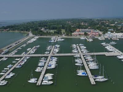 Überblick über einen Hafen mit mehreren Bootsanlegestellen und festgemachten Yachten