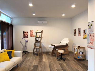 Salle de traitement moderne avec un canapé, une chaise, un sofa et des images décoratives au mur.