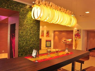 Moderner Hotel-Empfangsbereich mit stilvoller Beleuchtung und Pflanzenwand