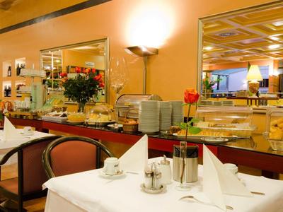 Ristorante elegante con tavoli apparecchiati, sedie e buffet in luce calda
